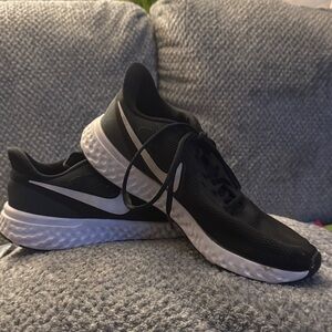 🏷️CLEARANCE🏷️Nike Women's Black and White Athletic Shoes